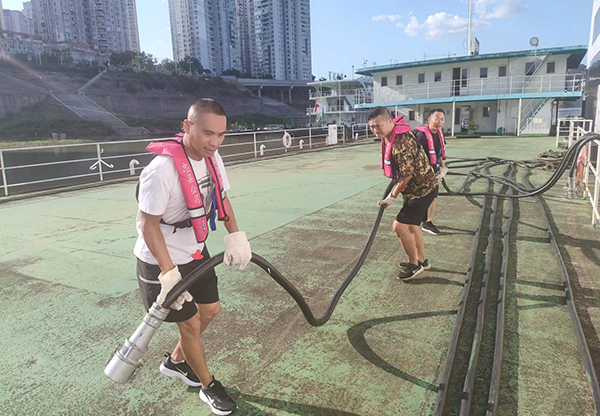 忠縣分公司游輪岸電搭接、船舶生活污水排岸創(chuàng)歷史新高2.jpg